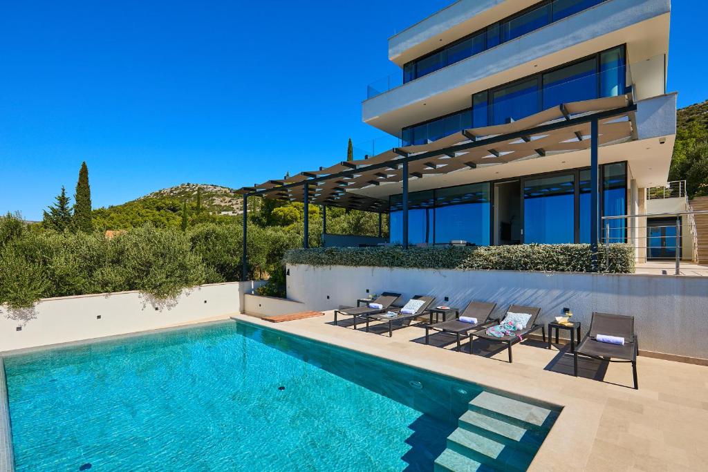 una casa con piscina di fronte a una casa di Hedera Estate, Villa Hedera XV a Slano