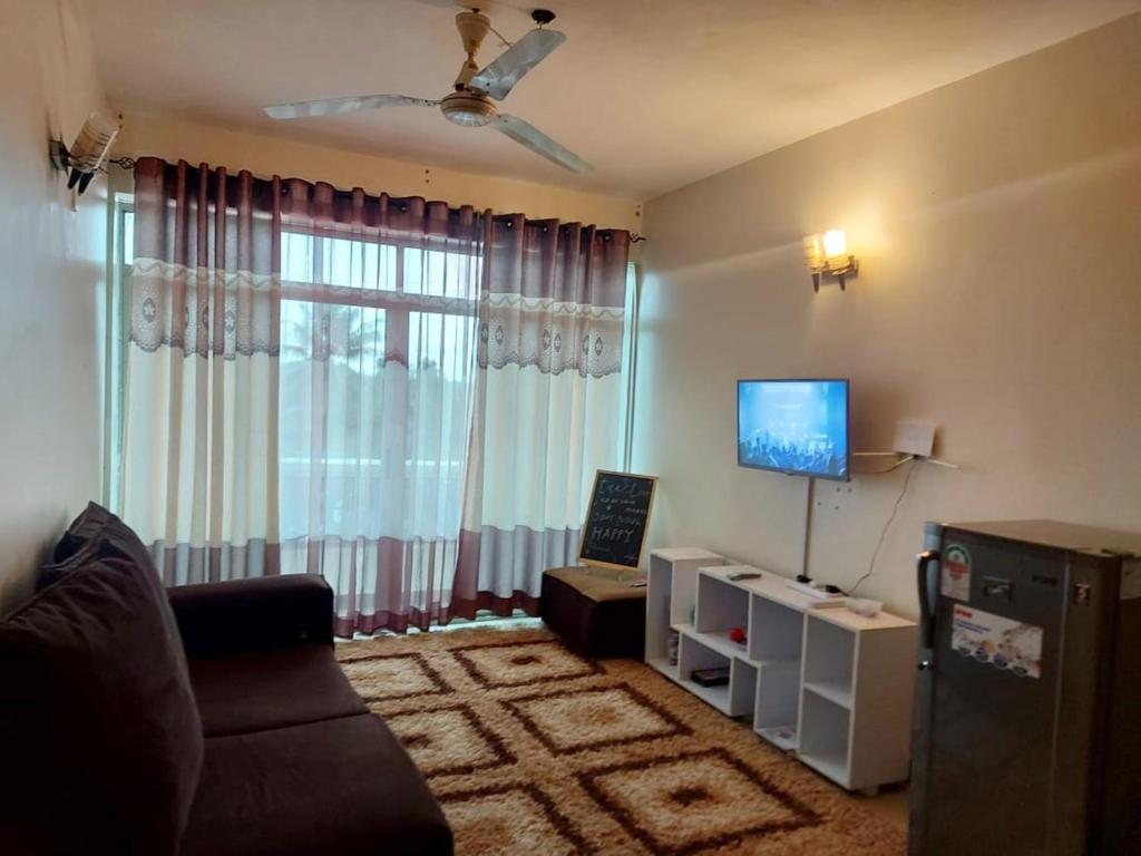 Телевизор и/или развлекательный центр в Shanzu Mombasa One Bedroom & Swimming Pool