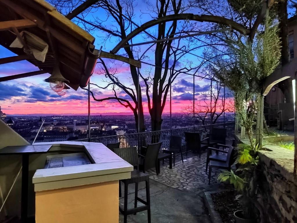 Východ nebo západ slunce při pohledu z hostelu nebo okolí