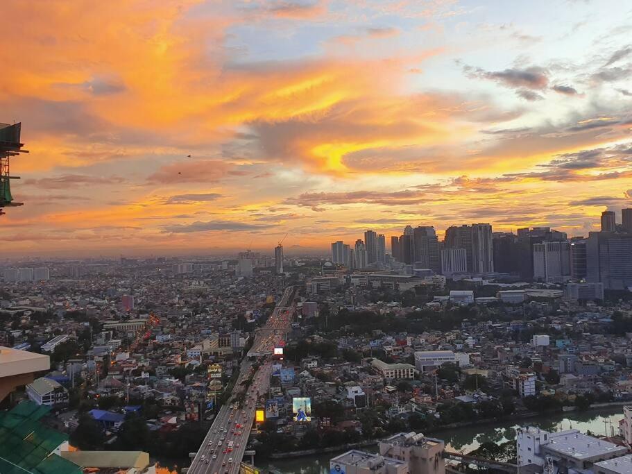 Brand new cozy condo w/ a perfect city lights view