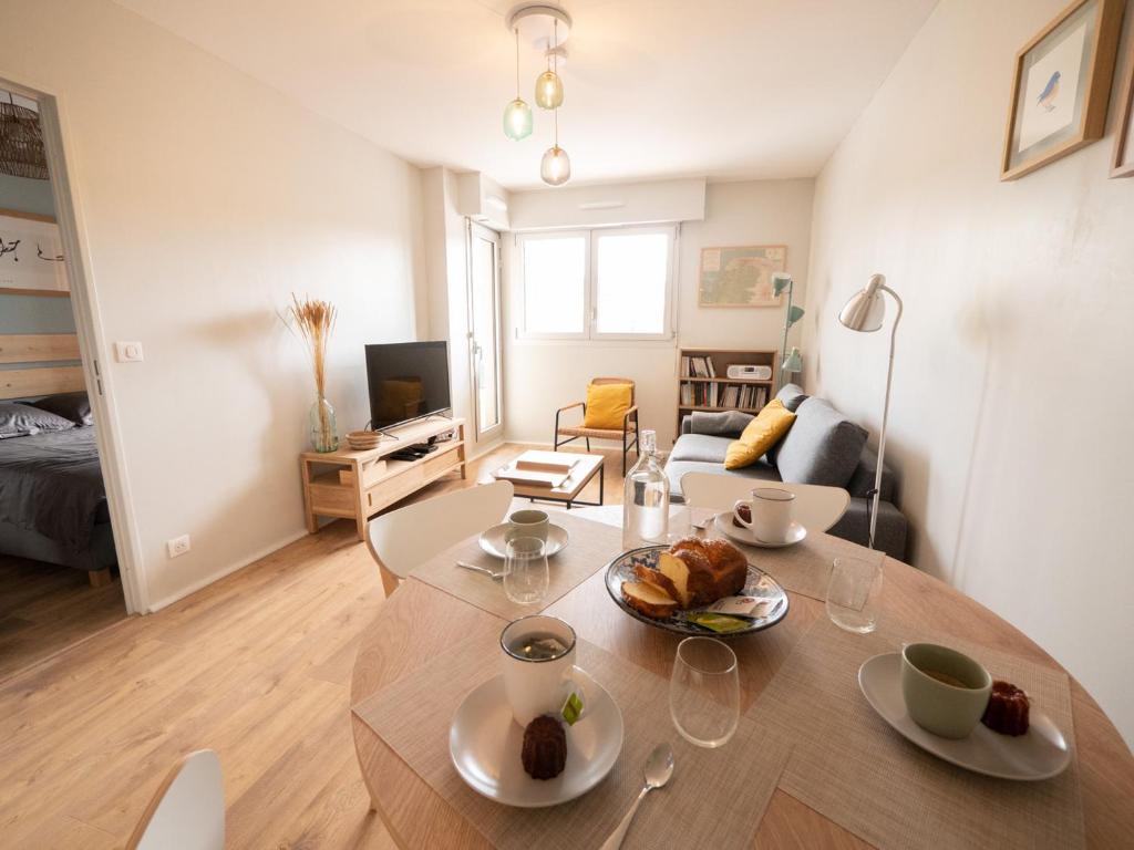 uma sala de estar com uma mesa com comida em Apt 2/4 pers. Arcachon + Parking / Le Perchoir em Arcachon