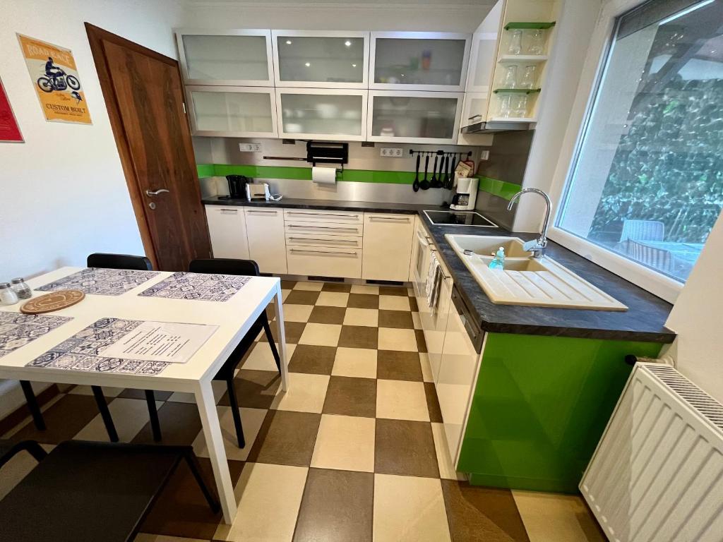 Kuchyňa alebo kuchynka v ubytovaní Rabbit apartman