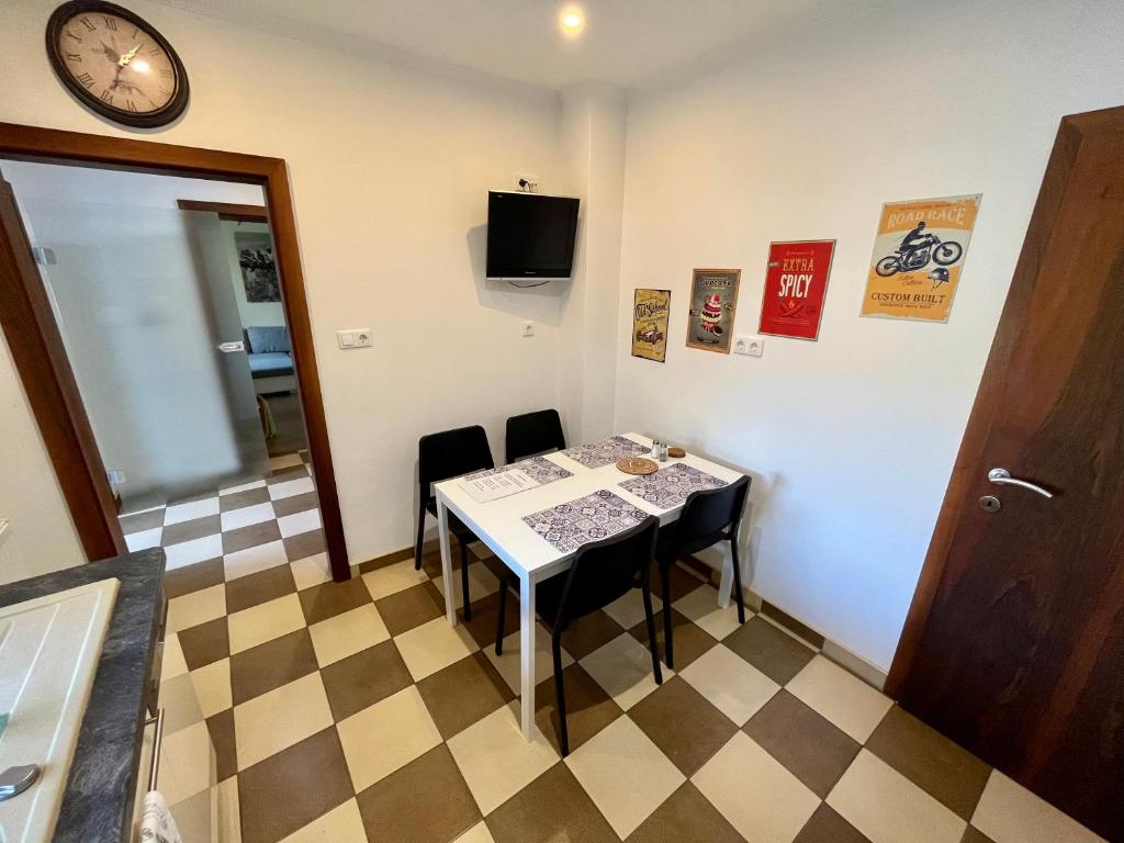 Televízia a/alebo spoločenská miestnosť v ubytovaní Rabbit apartman