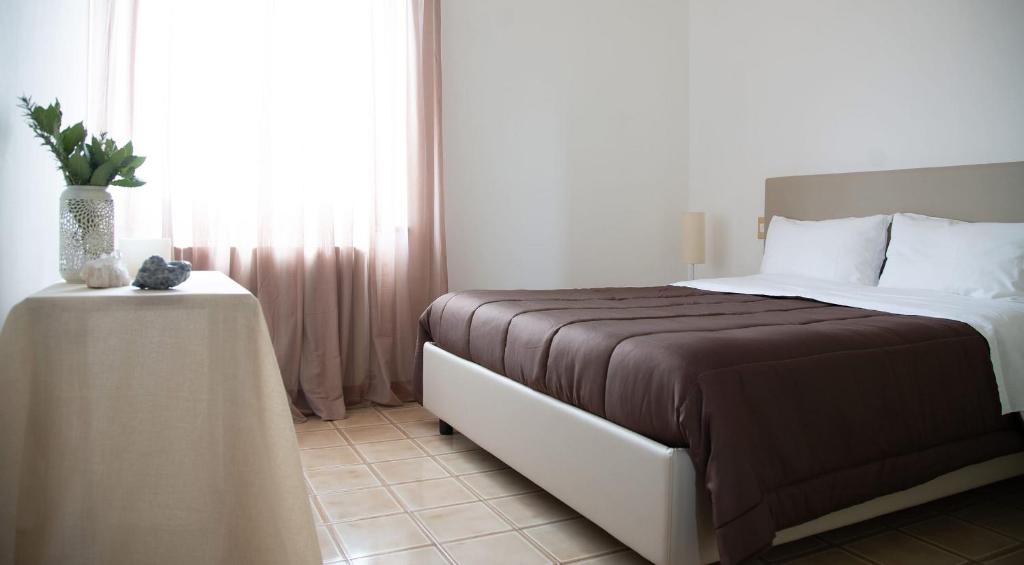 um quarto com uma cama grande e uma mesa em Bed and Breakfast Villa Alba em Controguerra