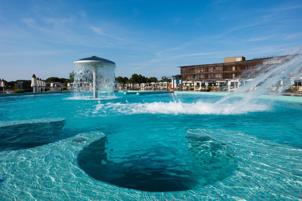 Бассейн в Lino delle Fate Eco Resort или поблизости