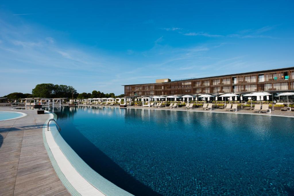 Бассейн в Lino delle Fate Eco Resort или поблизости