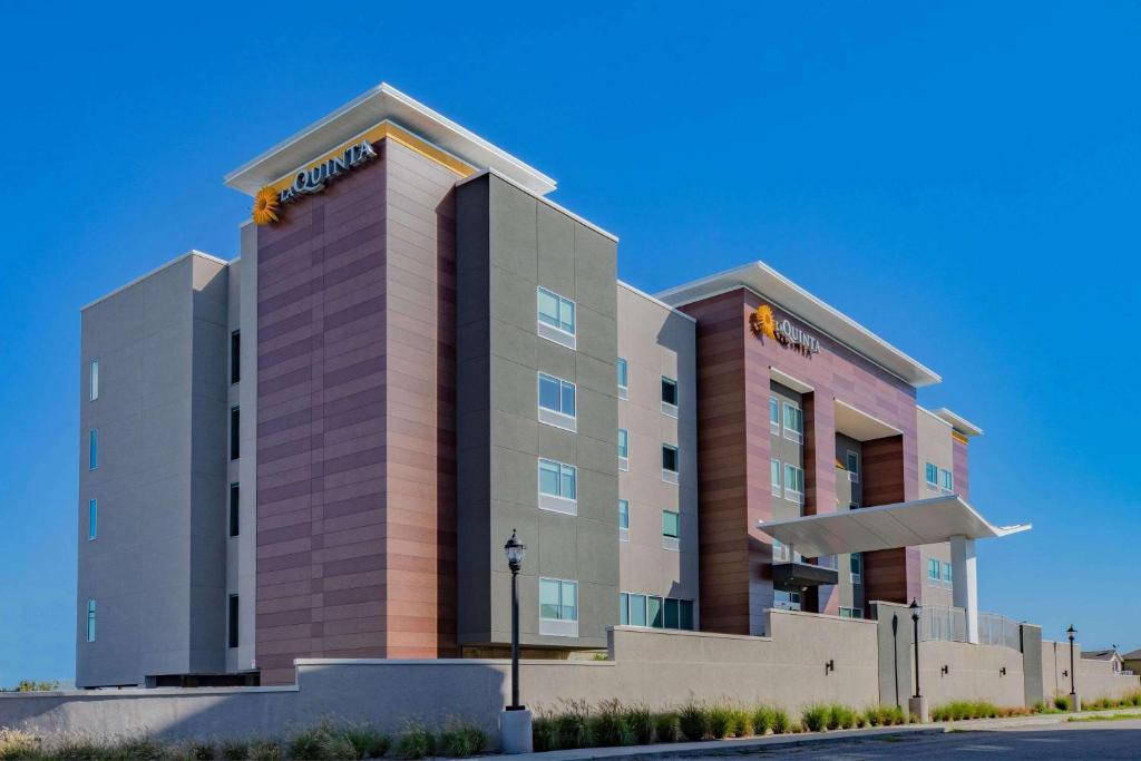 La Quinta Inn & Suites by Wyndham Galveston North at I-45 photo