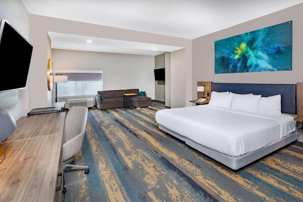 La Quinta Inn & Suites by Wyndham Galveston North at I-45 photo