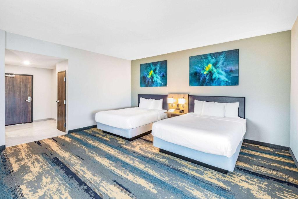 La Quinta Inn & Suites by Wyndham Galveston North at I-45 photo