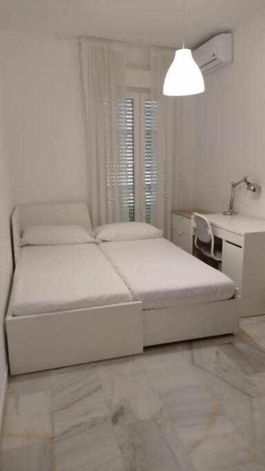 Posteľ alebo postele v izbe v ubytovaní 4 rooms pkg Marmoles Malaga