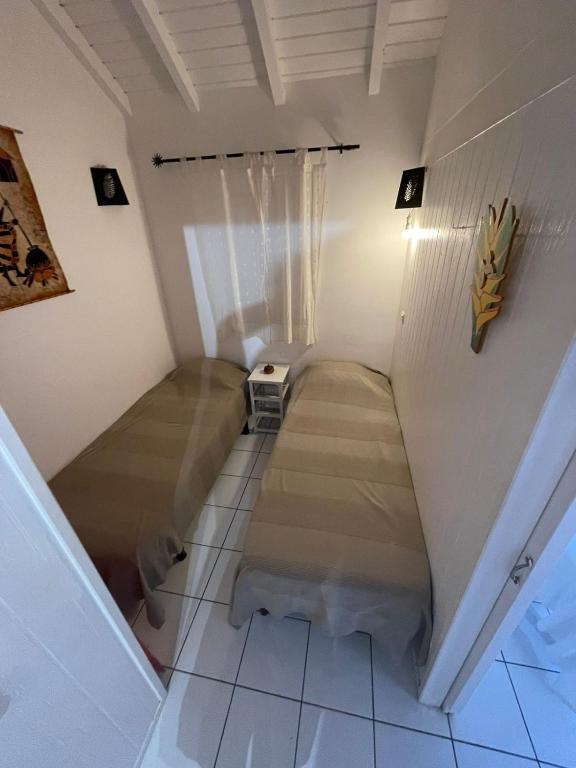 Cette petite chambre comprend un lit escamotable. dans l&#39;établissement Bungalow confort avec piscine, à Saint-François
