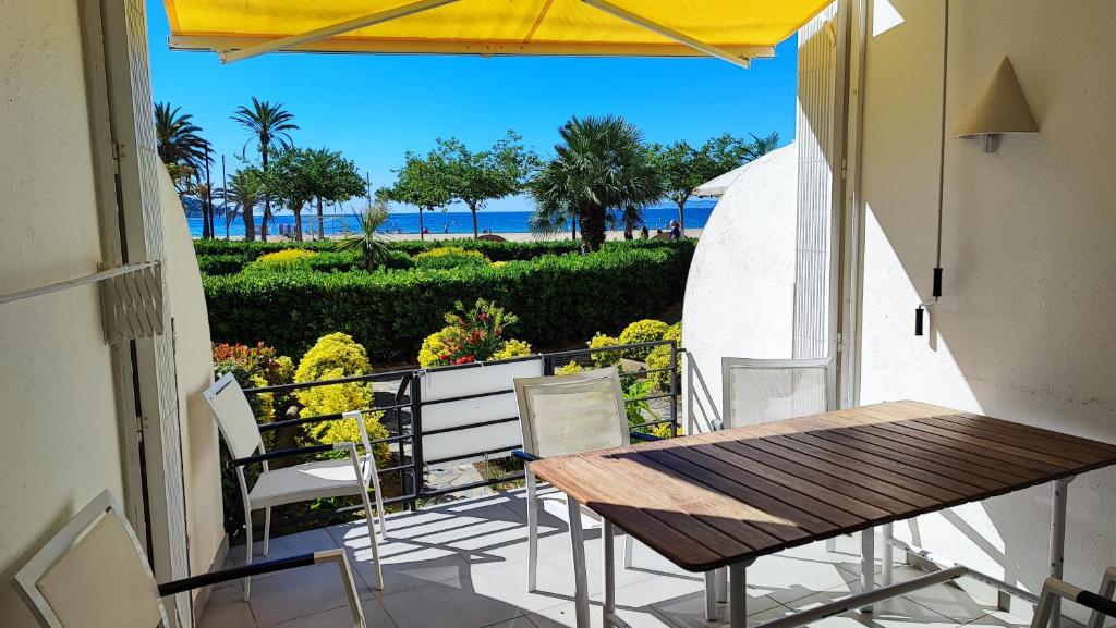 a balcony with a table and chairs and a view of the ocean at Apartament OASIS B3 Roses in Roses