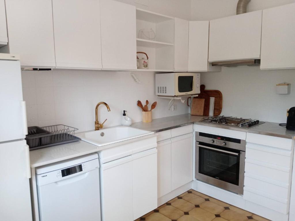 A kitchen or kitchenette at Villa Tres Cales
