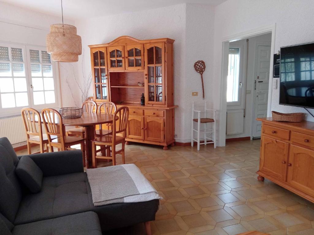 A kitchen or kitchenette at Villa Tres Cales
