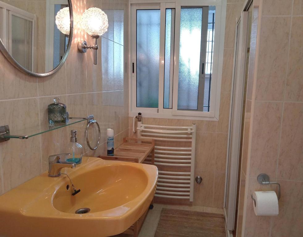 A bathroom at Villa Tres Cales