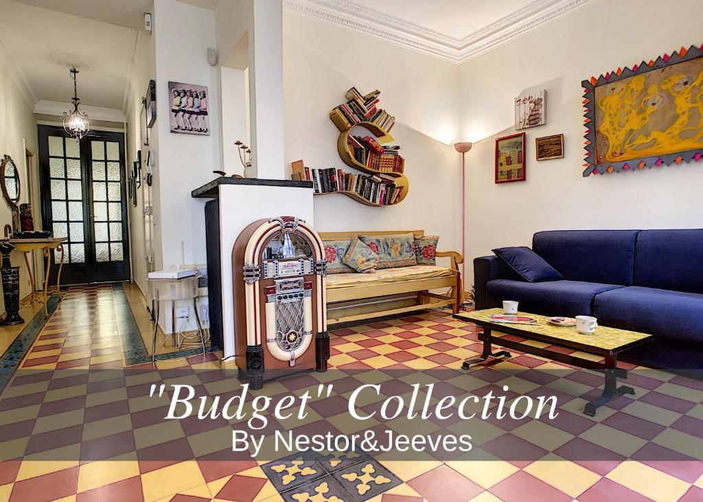 - un salon avec un canapé et une table dans l'établissement Nestor&Jeeves - SIXTIES - Central - Very close sea - Retro, à Nice