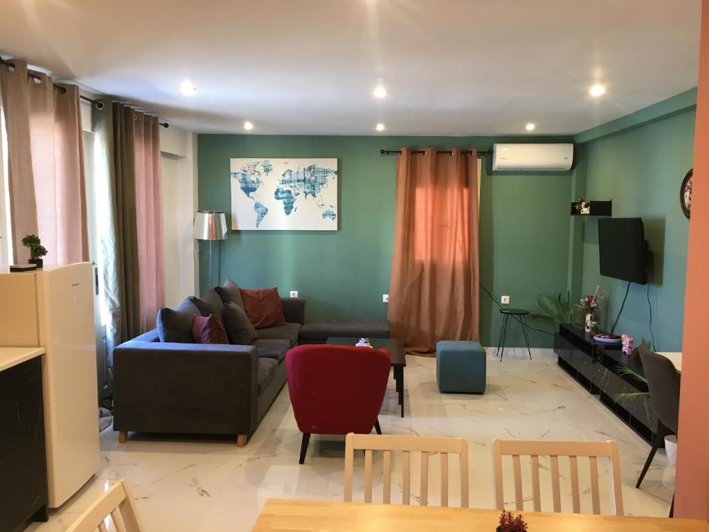 sala de estar con sofá y mesa en Πολυτελές οροφοδιαμέρισμα για ονειρικές διακοπές!, en La Canea