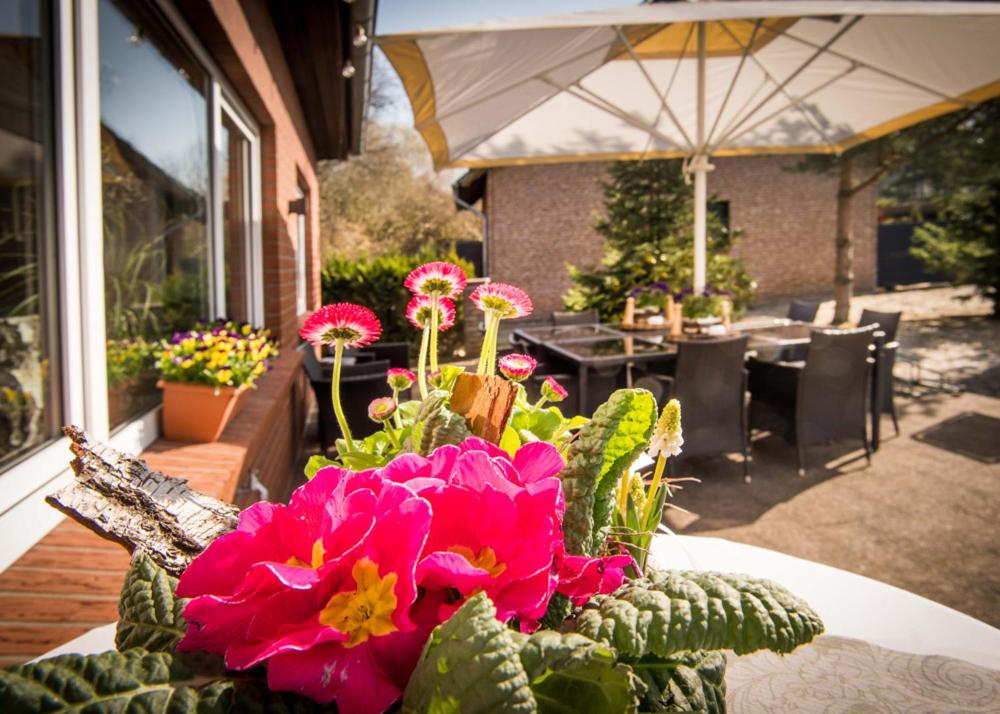 un montón de flores rosas sentadas en una mesa en Alte Bäckerei, en Parchim