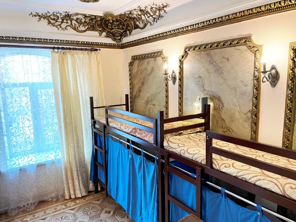 een slaapkamer met 2 stapelbedden en een raam bij DAY & NIGHT in Odessa