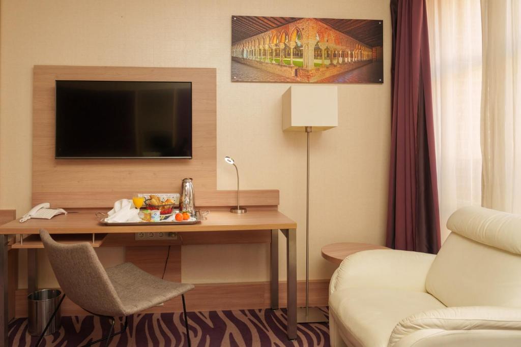 TV a/nebo společenská místnost v ubytování Plaza Hotel Capitole Toulouse