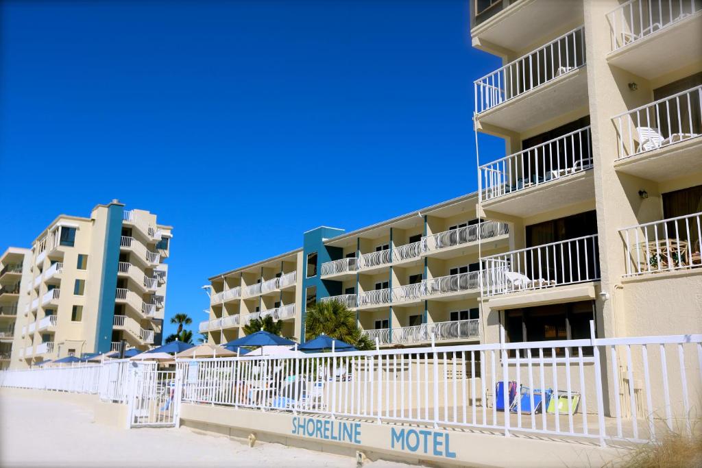 una fila de edificios de apartamentos con balcones blancos en Shoreline Island Resort - Exclusively Adult, en St Pete Beach