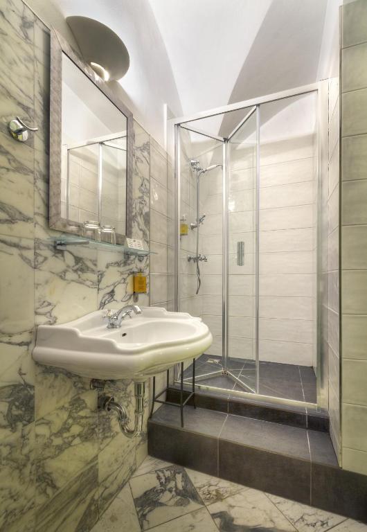 Black Star Suites - 3