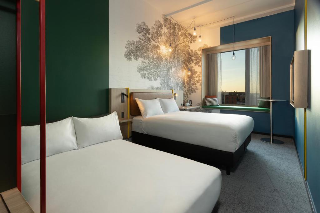 ibis Styles Copenhagen Orestad - 标准家庭房，一张双人床和一张沙发