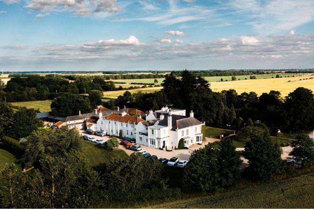 una vista aérea de una casa grande en un campo en Tickton Grange Hotel, en Beverley