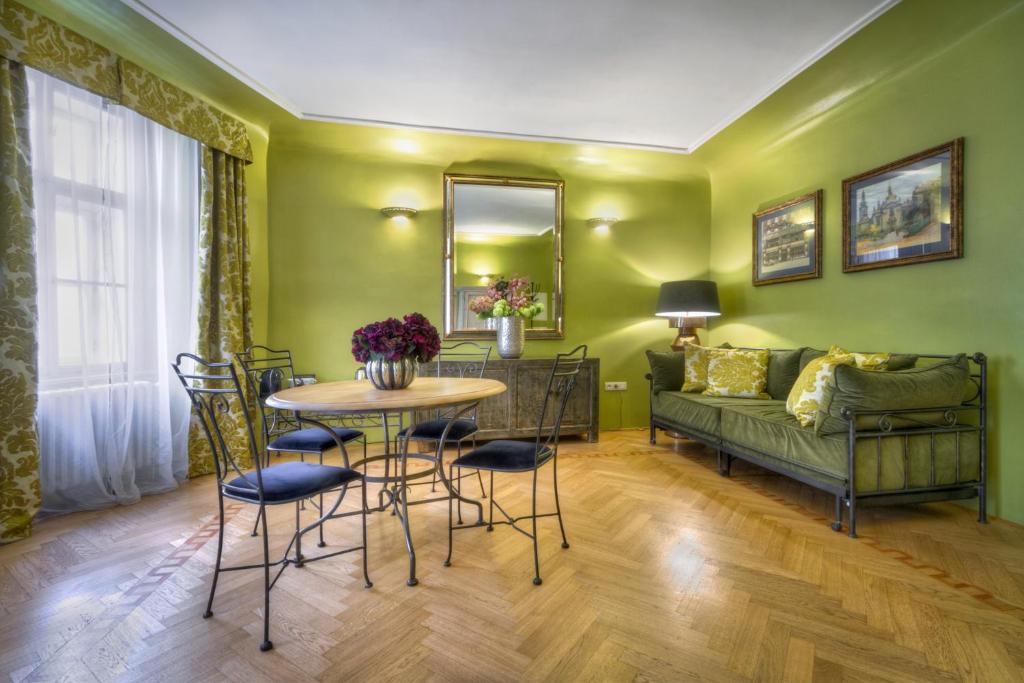 een woonkamer met een tafel en een bank bij Black Star Suites in Praag