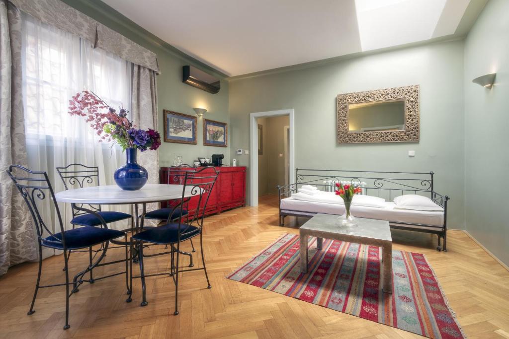 Black Star Suites - 13