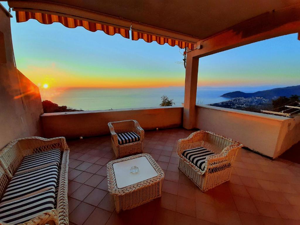 balcone con sedie e vista sull'oceano di Da Alfonsina a Castellabate