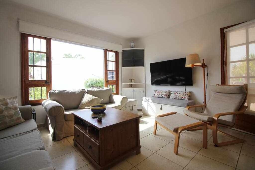 Televízia a/alebo spoločenská miestnosť v ubytovaní Casa Bárbara en Playa Bastián