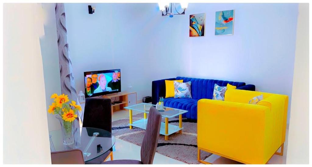 uma sala de estar com um sofá e uma televisão em Kolyséhome -Studio, bonamoussadi carrefour eto’o em Douala