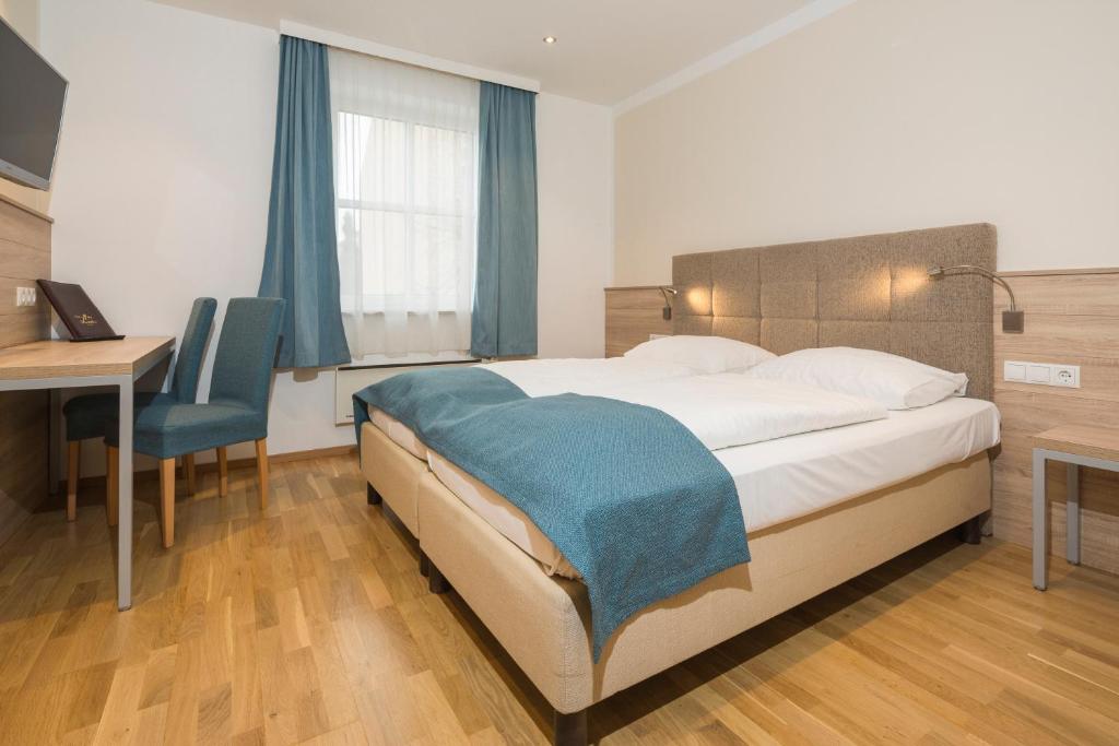 Postel nebo postele na pokoji v ubytování Hotel Unter den Linden