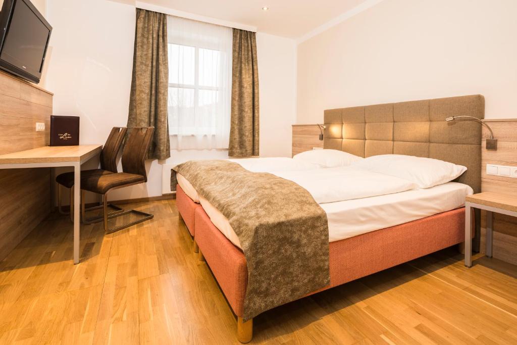 Postel nebo postele na pokoji v ubytování Hotel Unter den Linden