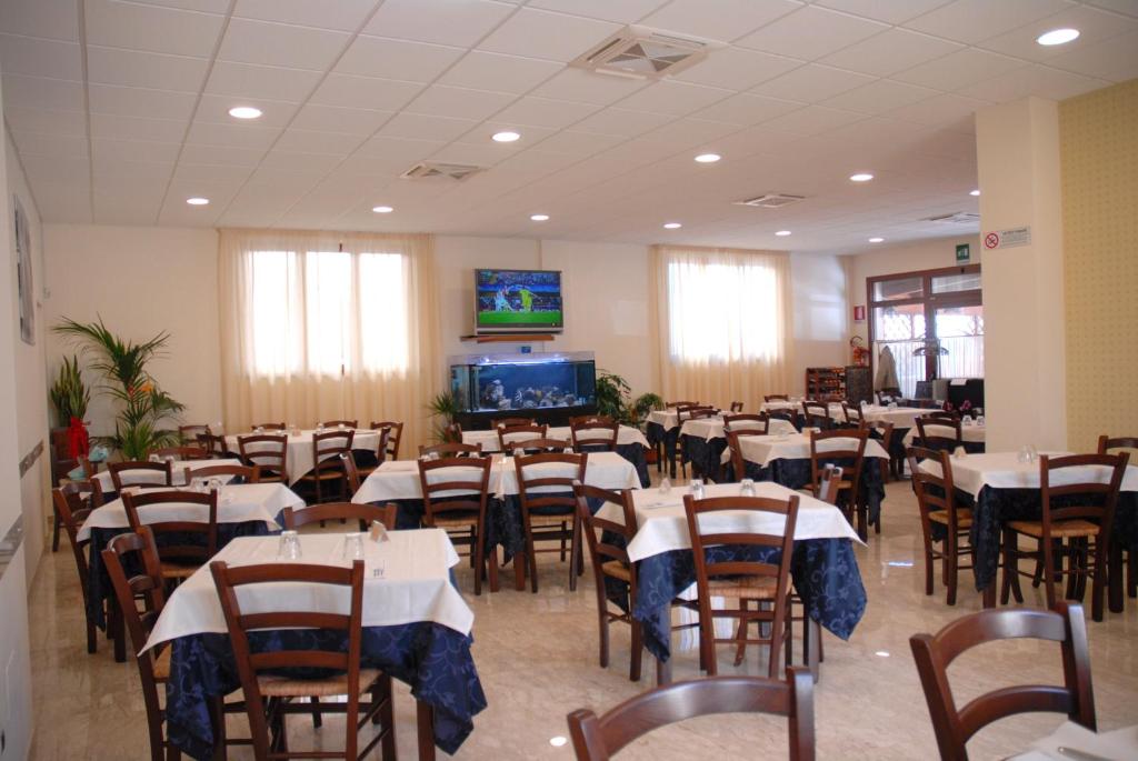 TV a/nebo společenská místnost v ubytování Hotel Iacone