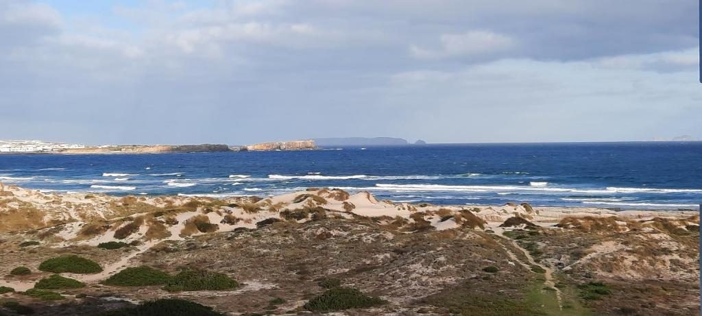 vistas al océano y a una playa rocosa en Pro Touristic Sky and Sea Baleal, en Baleal