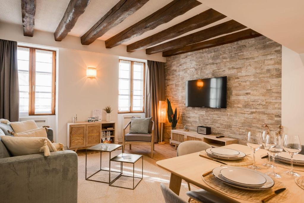 Televízia a/alebo spoločenská miestnosť v ubytovaní Le Grenette - Appartement pour 2 à 4 personnes en plein coeur d'Annecy