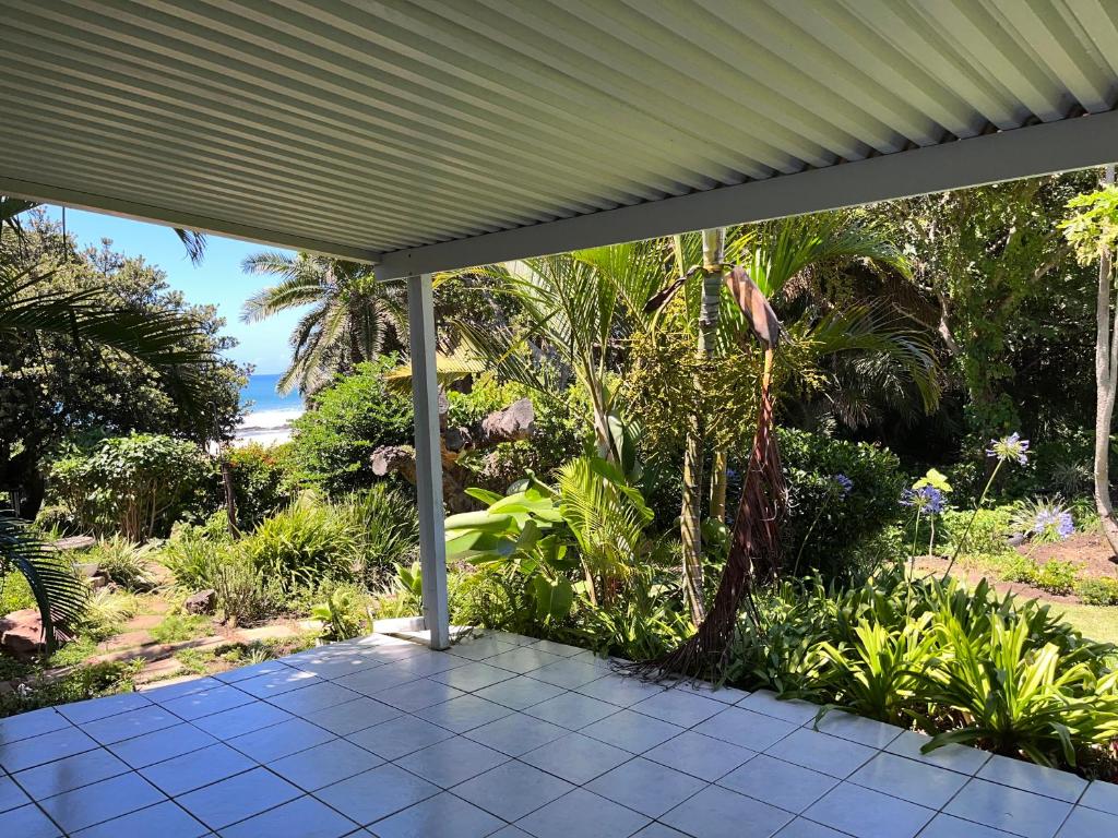 een uitzicht onder een pergola van een tuin bij Mtunzi Park, 39 Peaceful shores in Scottburgh