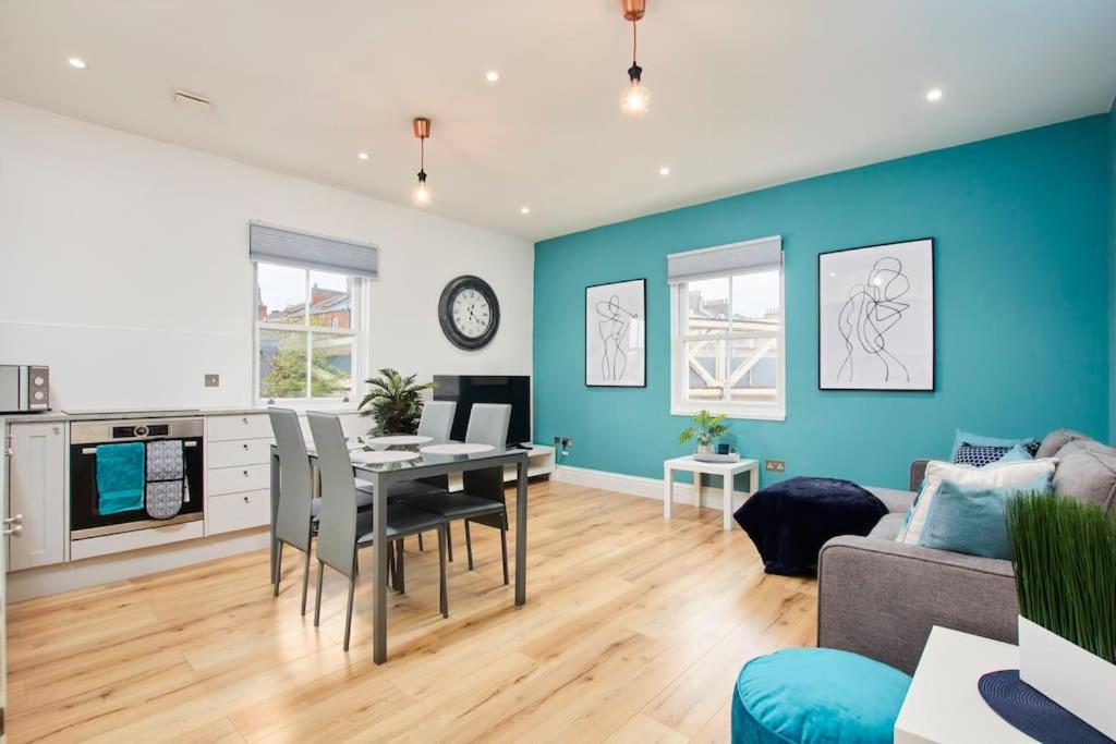 uma cozinha e sala de estar com mesa e cadeiras em Beautiful Central Apartment em Leamington Spa
