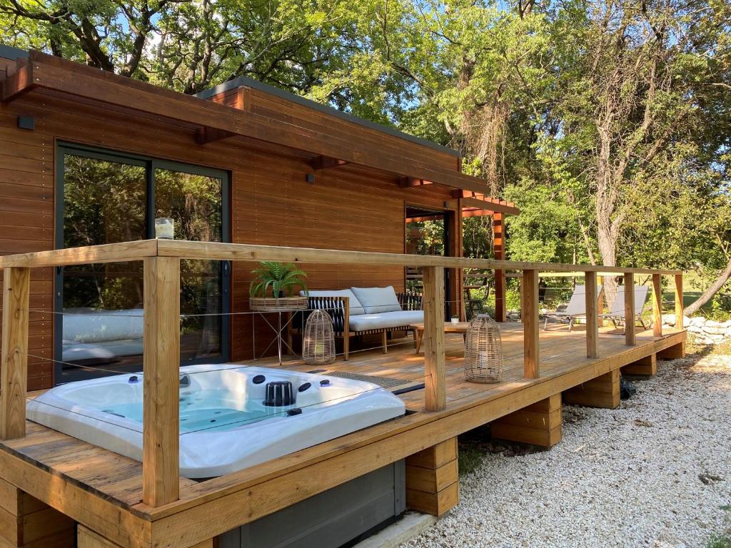 een terras met een hot tub in een huis bij MAS DE REY Uzès in Arpaillargues-et-Aureillac