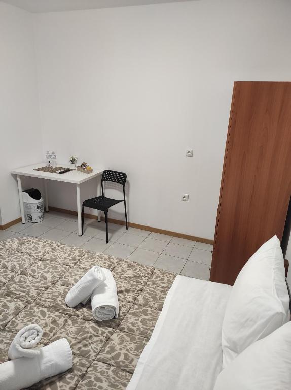 Voodi või voodid majutusasutuse panos hause toas