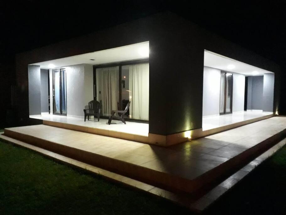 Casa moderna estilo minimalista muy luminosa