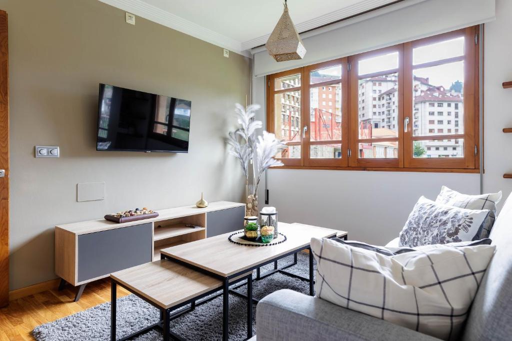 - un salon avec un canapé et une table dans l'établissement Apartamento Otoño 2 - Apartamentos Nature, à Cangas del Narcea