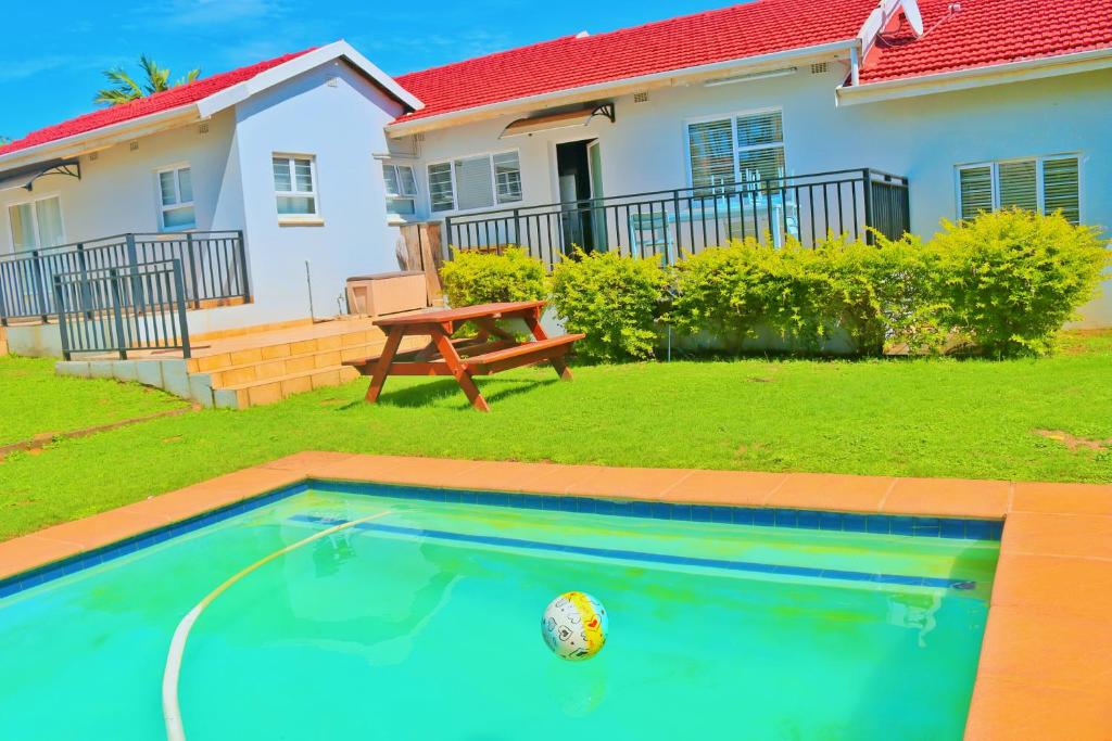 ein Pool vor einem Haus in der Unterkunft Seas of Ships Guest House in Durban