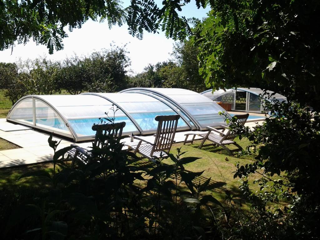 Bazén v ubytovaní Le Gîte de l'aubray, gîte avec piscine alebo v jeho blízkosti