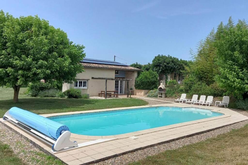 una piscina en el patio de una casa en Gîte rural, en Saint-Pierre-sur-Dropt