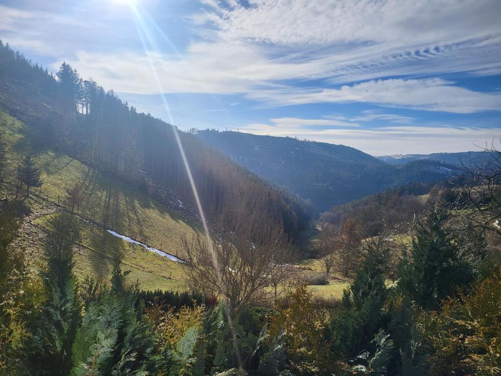 una vista de una montaña con el sol brillando en ella en Ferienhaus meurastein, 