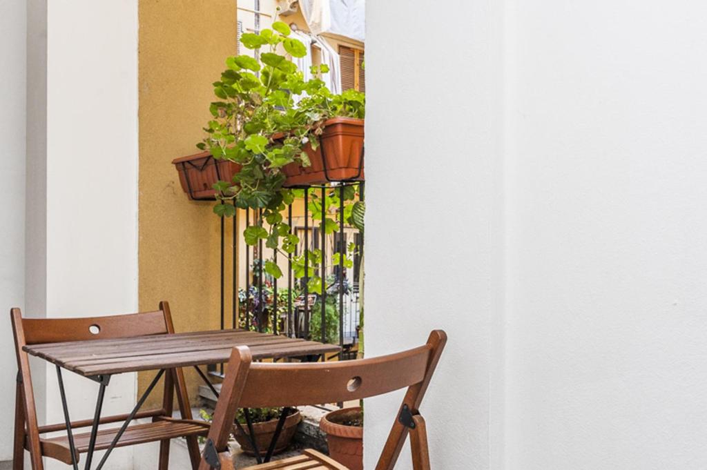 トリノにあるVittoriaのバルコニー(植物付きのテーブルと椅子付)