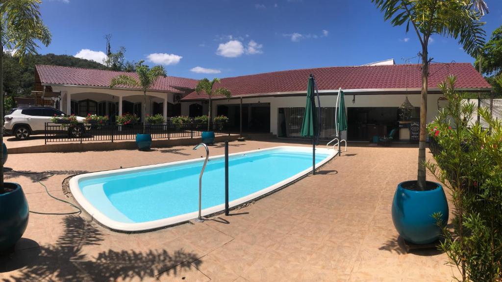 uma piscina em frente a um edifício em Pousada dos Adris em Morretes